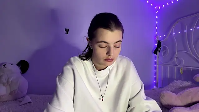 HoneyMist online show from November 10, 2025, 4:23 pm