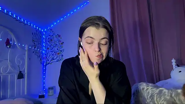 HoneyMist online show from October 12, 2025, 6:09 pm