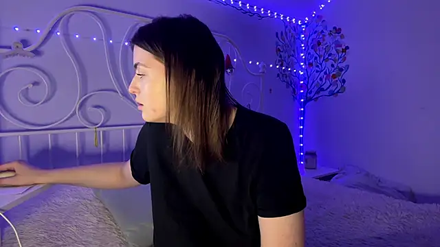 HoneyMist online show from October 16, 2025, 6:05 pm