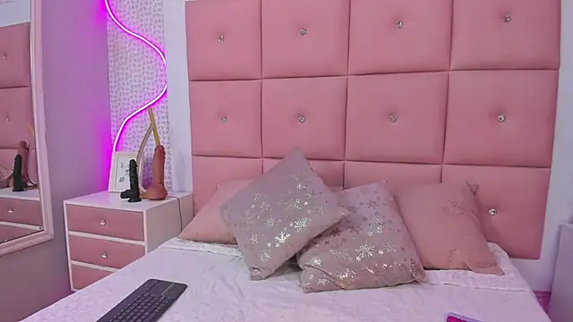 DaisySnugs1 online show from November 7, 2025, 12:21 pm