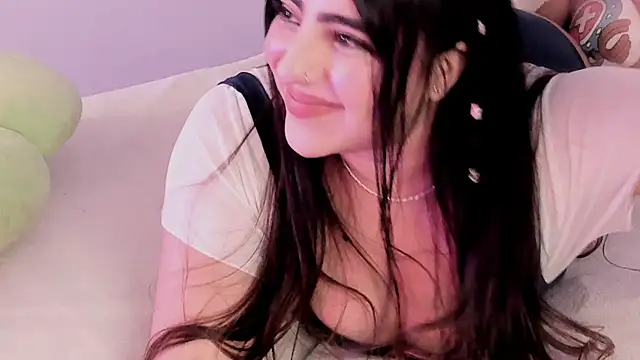 Snapshot of Camila_Matinez_ chatting on October 20, 2025, 12:24 am Camila Matinez online show from October 20, 2025, 12:24 am