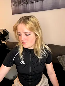 DieBlondeHannah online show from October 12, 2025, 11:11 am
