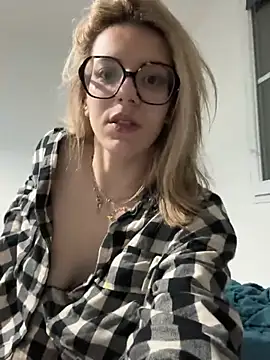 Snapshot of DouceAngela69 chatting on February 7, 2026, 6:27 pm DouceAngela69 online show from February 7, 2026, 6:27 pm