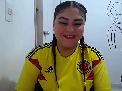 Snapshot of CurvyMoraRo chatting on March 27, 2026, 2:42 am CurvyMoraRo online show from March 27, 2026, 2:42 am