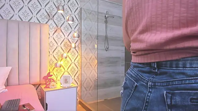 Sky Junne online show from November 4, 2025, 5:50 pm