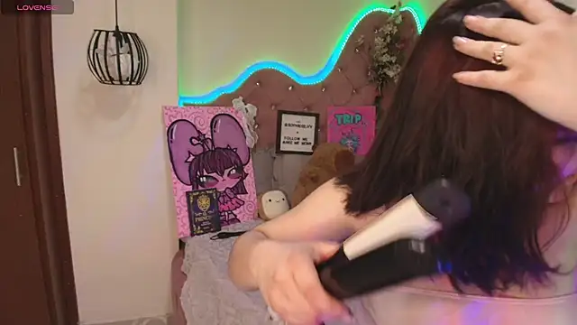 sophiievv online show from November 5, 2025, 7:06 pm