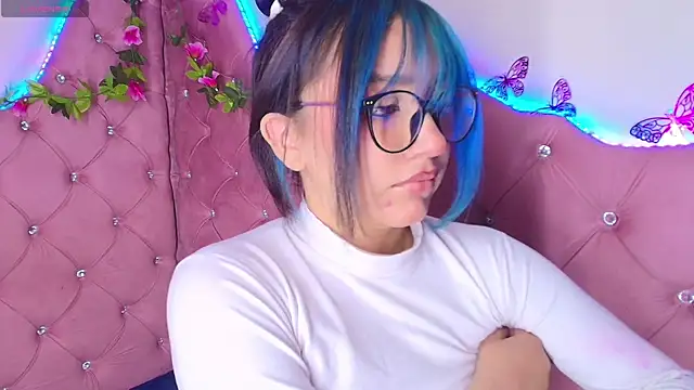 sophiievv online show from April 15, 2026, 7:51 pm