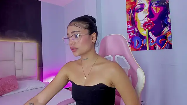 Snapshot of SammyRose_ chatting on October 3, 2025, 8:10 pm SammyRose online show from October 3, 2025, 8:10 pm
