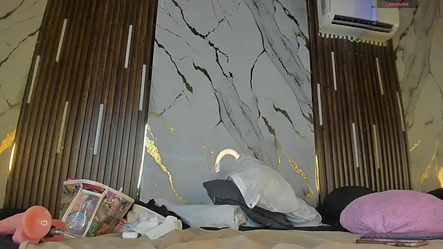 VictoriaDuart online show from December 20, 2025, 8:01 pm