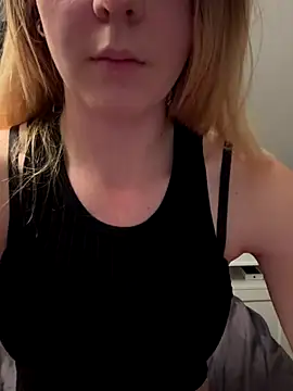 ellieen online show from October 18, 2025, 9:39 pm