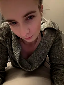 ellieen online show from October 29, 2025, 9:58 pm