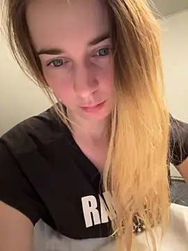 ellieen online show from November 18, 2025, 10:45 pm