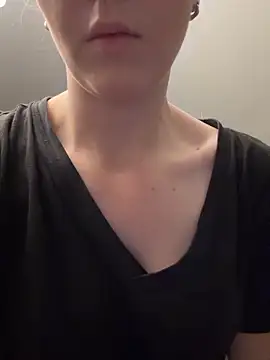 ellieen online show from October 19, 2025, 9:17 pm