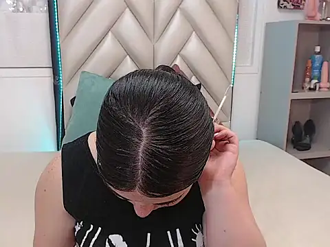 Snapshot of Vicluxxx chatting on October 26, 2025, 12:49 pm Vicluxxx online show from October 26, 2025, 12:49 pm