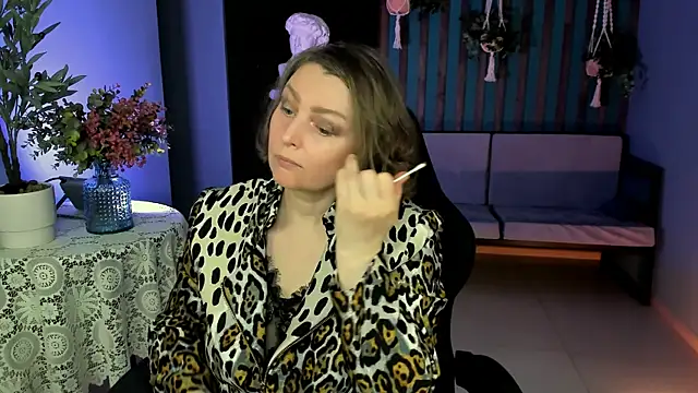 TiffanyBrauny online show from October 7, 2025, 11:33 am