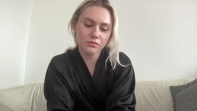 ElaraLuxxxe online show from October 14, 2025, 10:05 am