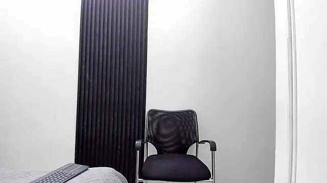 Snapshot of Sophia-thomson chatting on September 12, 2025, 7:46 pm Sophia-thomson online show from September 12, 2025, 7:46 pm