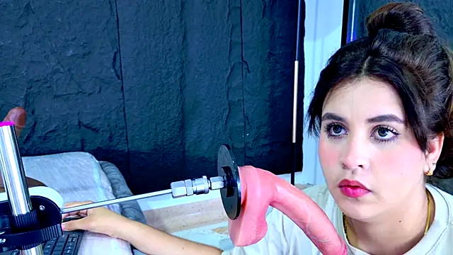 LizzyOlsen online show from June 17, 2026, 4:23 am