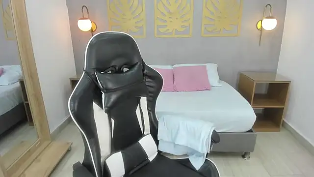 coral15  online show from October 3, 2025, 2:04 am