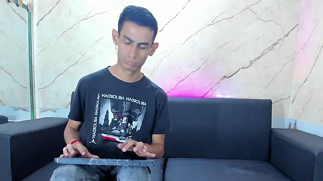 Golldens Dreamss online show from September 18, 2025, 4:04 am