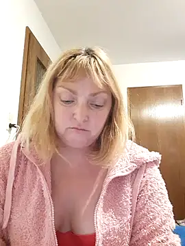 LiluLiluLilu online show from October 15, 2025, 7:11 pm