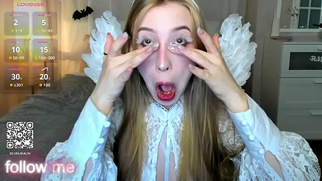 Snapshot of LightStar_18 chatting on October 31, 2025, 9:39 am LightStar 18 online show from October 31, 2025, 9:39 am