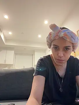 aurorasparkles online show from November 14, 2025, 1:26 pm