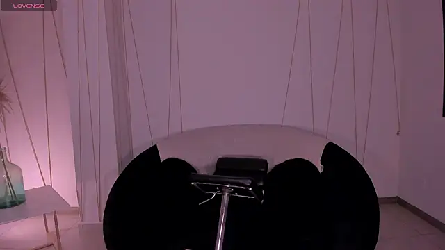 Snapshot of SussyBellX chatting on February 13, 2026, 4:23 am SussyBellX online show from February 13, 2026, 4:23 am