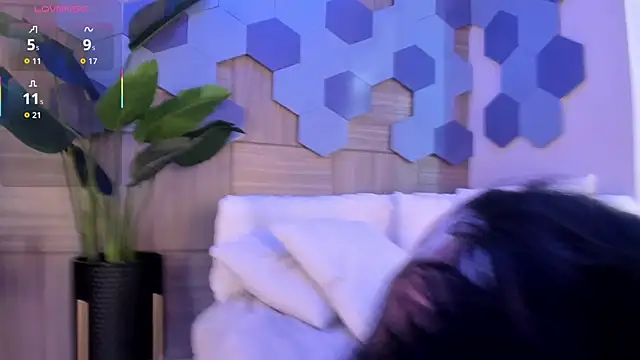 RoxyLior online show from October 10, 2025, 6:09 pm