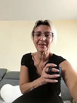 Snapshot of laura1076 chatting on September 30, 2025, 10:54 am laura1076 online show from September 30, 2025, 10:54 am
