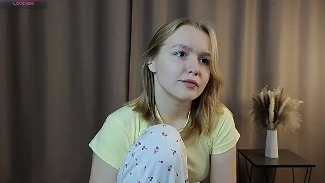 VinnieSerrano online show from October 13, 2025, 2:07 pm