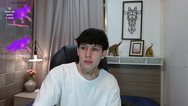 Iantwink18 online show from October 28, 2025, 2:49 pm