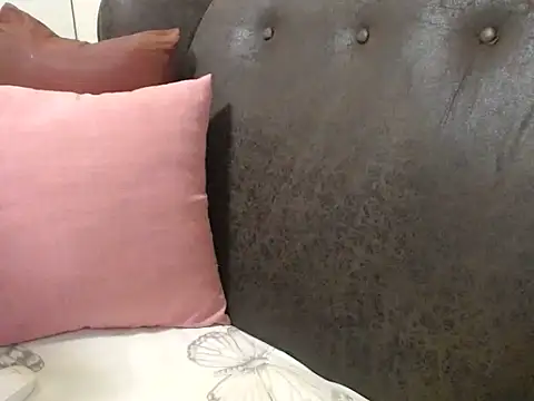 bustylaura4u online show from April 12, 2026, 10:24 pm