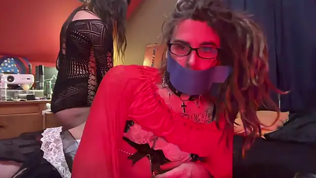 Trippie hippies1313 online show from November 28, 2025, 3:39 am