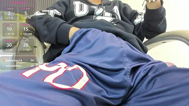 SantiagoRusso18 online show from November 17, 2025, 1:37 pm