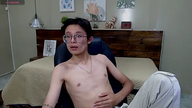 SantiagoRusso18 online show from December 3, 2025, 8:19 pm