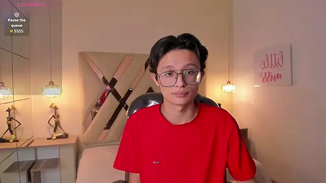 SantiagoRusso18 online show from December 2, 2025, 8:10 pm