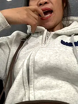 tuyetnhi-00 online show from October 26, 2025, 8:59 am