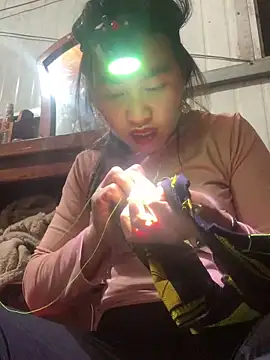 tuyetnhi-00 online show from December 22, 2025, 12:49 pm