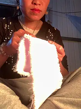 tuyetnhi-00 online show from January 15, 2026, 11:13 am