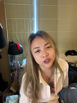 tw feibaby online show from April 13, 2026, 3:32 am