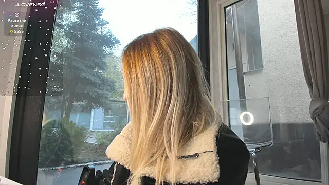 Ella Vee online show from November 17, 2025, 6:06 am