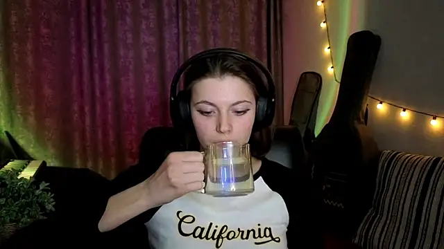 CutieAnny online show from February 25, 2026, 8:41 pm