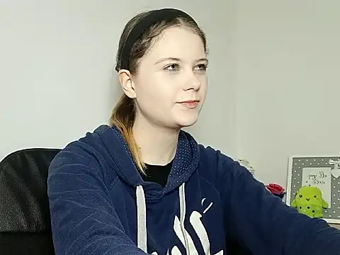 LydiaYoung online show from November 7, 2025, 7:07 pm