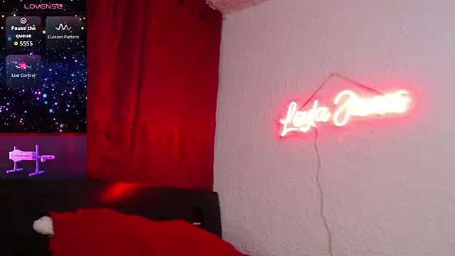 leyla james  online show from September 25, 2025, 4:35 pm