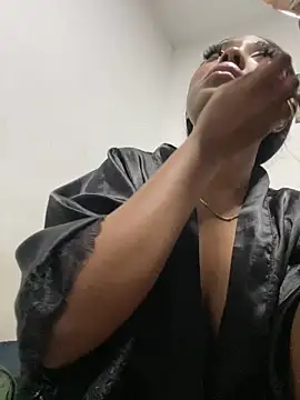 zaracollins01 online show from September 9, 2025, 1:53 pm