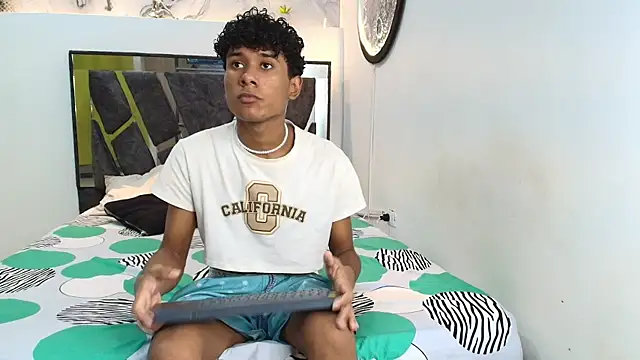 LONDON BOYS1 online show from November 22, 2025, 1:37 am