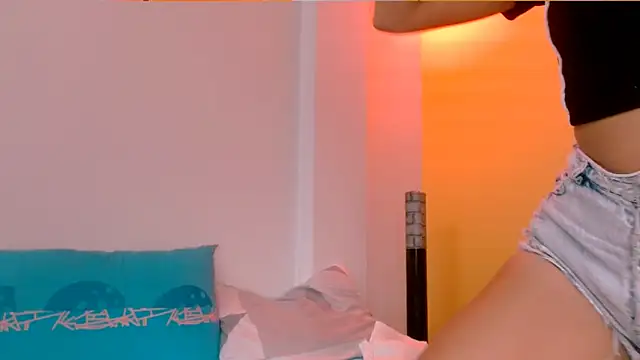 skinnyyuliana18 online show from October 15, 2025, 7:55 pm