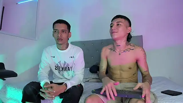 Snapshot of twinkDuohot chatting on February 12, 2026, 11:04 pm twinkDuohot online show from February 12, 2026, 11:04 pm