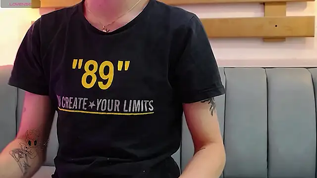 ArianaSantana online show from November 6, 2025, 12:42 pm